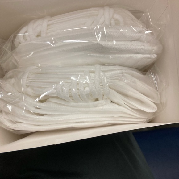 Mask new in box a must have two boxes - Picture 4 of 5